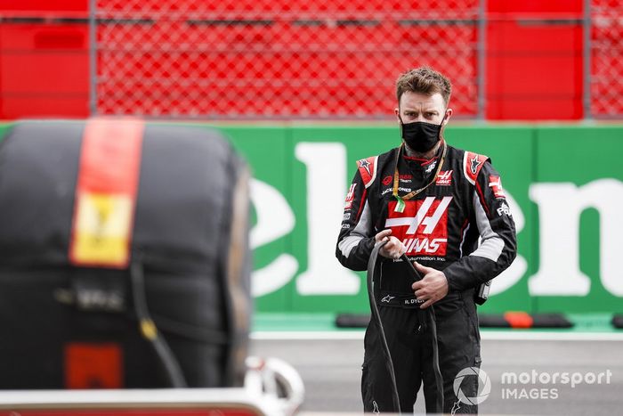 Miembro del equipo Haas F1 en la parrilla