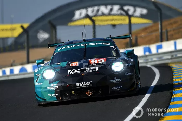 #99 Dempsey-Proton Racing Porsche 911 RSR: Vutthikorn Inthraphuvasak, Lucas Légeret, Julien Andlauer