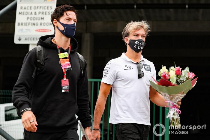 Pierre Gasly, Toro Rosso, con flores en memoria de Anthonie Hubert