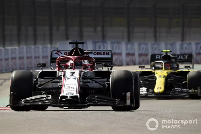 Kimi Raikkonen, Alfa Romeo Racing C39, Esteban Ocon, Renault F1 Team R.S.20