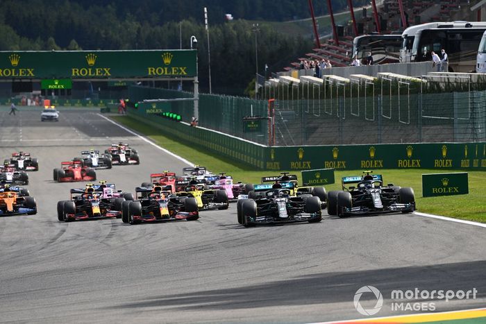 Lewis Hamilton, Mercedes F1 W11, Valtteri Bottas, Mercedes F1 W11, Max Verstappen, Red Bull Racing RB16, Daniel Ricciardo, Renault F1 Team R.S.20, Esteban Ocon, Renault F1 Team R.S.20, Alex Albon, Red Bull Racing RB16, al inicio