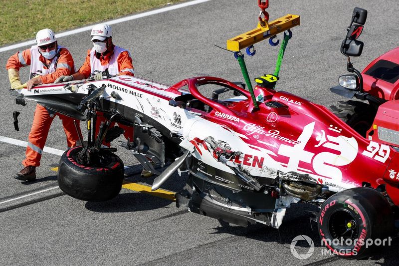 El monoplaza de Antonio Giovinazzi, Alfa Romeo Racing C39 es removido después del accidente al reinicio