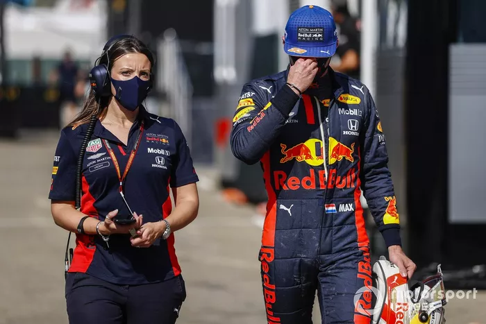 Max Verstappen, Red Bull Racing,en pit lane después de su accidente