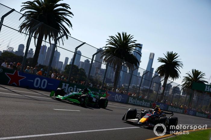 Sergio Pérez, Red Bull Racing RB20, Valtteri Bottas, Kick Sauber C44 