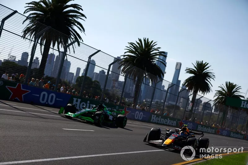 Sergio Perez, Red Bull Racing RB20, Valtteri Bottas, Kick Sauber C44 