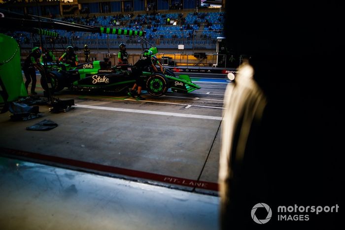 El equipo de boxes del Stake F1 Team lleva el coche de Valtteri Bottas, Stake F1 Team Kick Sauber C44 de vuelta al garaje; Gran Premio de Bahrein 2024, Campeonato del Mundo de Fórmula Uno.