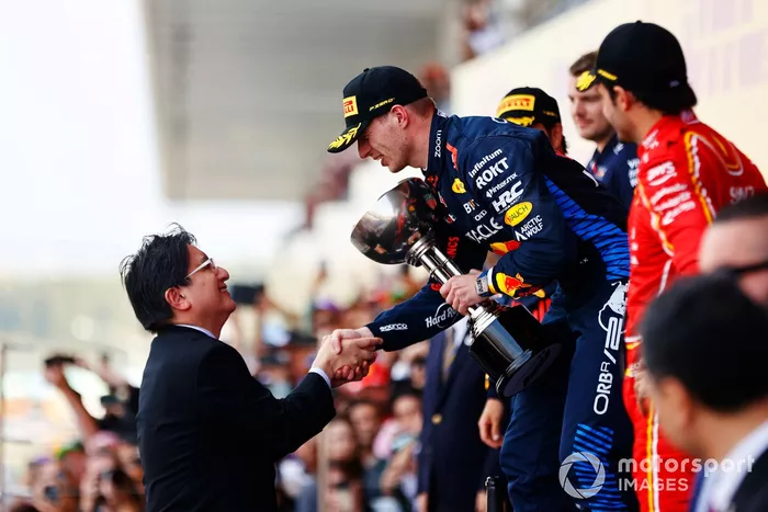 Max Verstappen, Red Bull Racing, 1ère position, reçoit le trophée des vainqueurs de Ichiro Takahashi, commissaire de l'Agence japonaise du tourisme.