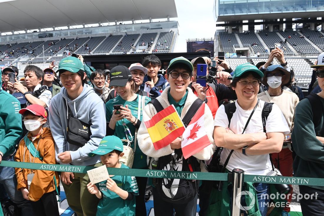 Los aficionados apoyan a Fernando Alonso, Aston Martin F1 Team