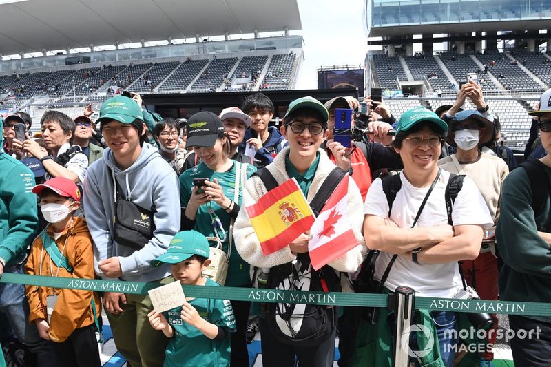 Los aficionados apoyan a Fernando Alonso, Aston Martin F1 Team