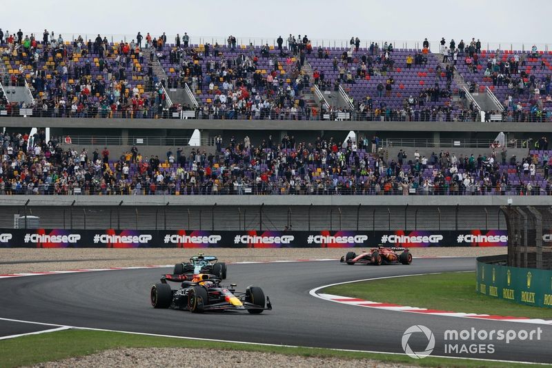 Max Verstappen, Red Bull Racing RB20, Fernando Alonso, Aston Martin AMR24, Carlos Sainz, Ferrari SF-24