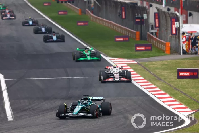 Lance Stroll, Aston Martin AMR24 Nico Hulkenberg, Haas VF-24