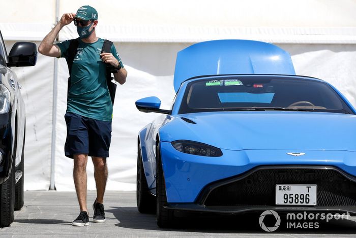 Sebastian Vettel, Aston Martin, llega al circuito