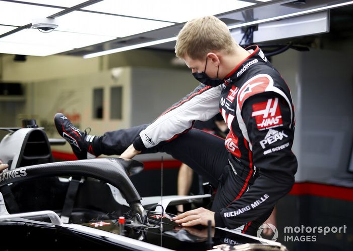 Mick Schumacher ajustando su asiento de Haas F1, Haas VF20