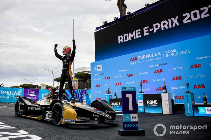El ganador de la carrera Jean-Eric Vergne, DS Techeetah, en parc ferme