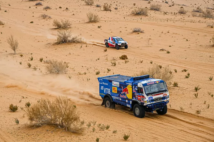 #507 Kamaz - Master: Dmitry Sotnikov, Ruslan Akhmadeev, Ilgiz Akhmetzianov, #322 Overdrive Toyota: Ronan Chabot, Gilles Pillot