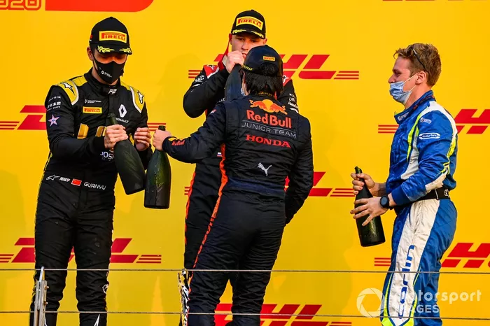 Podio: segundo lugar Guanyu Zhou, UNI-Virtuosi, ganador de la carrera Yuki Tsunoda, Carlin, tercer lugar Nikita Mazepin, Hitech Grand Prix