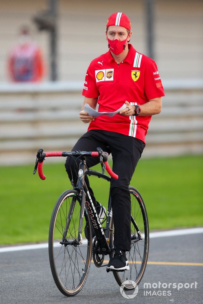 Sebastian Vettel, Ferrari, recorre la pista en su bici
