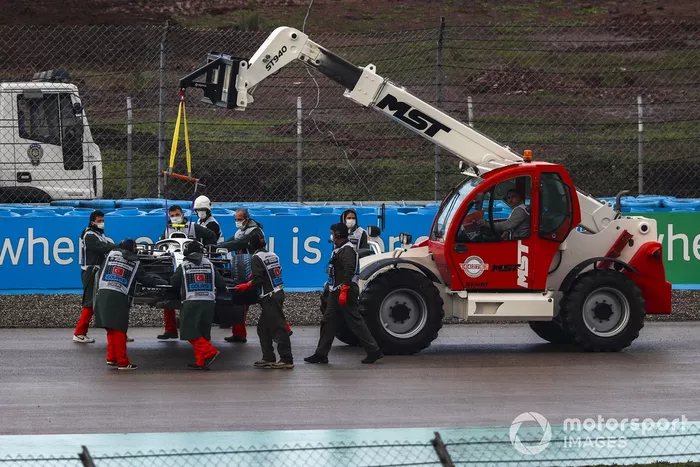 Los oficiales sacan el coche de Nicholas Latifi, Williams FW43, de una trampa de grava