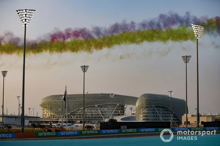 Rastro de humo del avión de Etihad antes de la salida sobre el Hotel W Yas