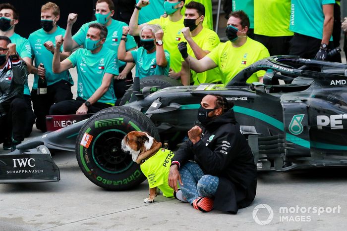Lewis Hamilton, Mercedes-AMG F1 y el equipo de Mercedes celebran después de haber conseguido el séptimo título del campeonato mundial de pilotos