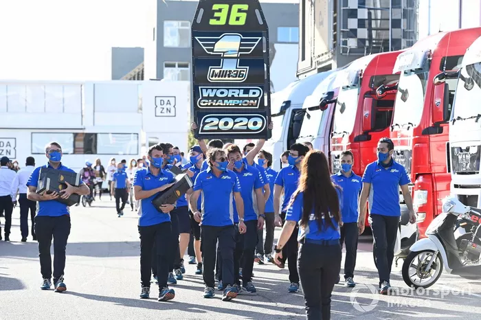 Equipo Suzuki MotoGP celebran