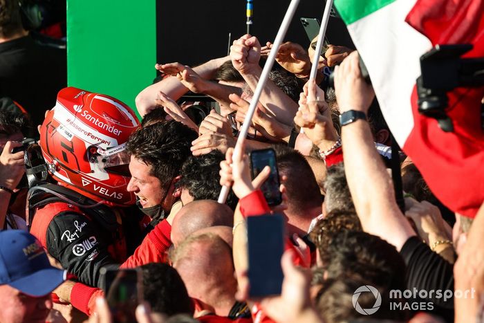 Charles Leclerc, de Ferrari, celebra con su equipo en el parc ferme 
