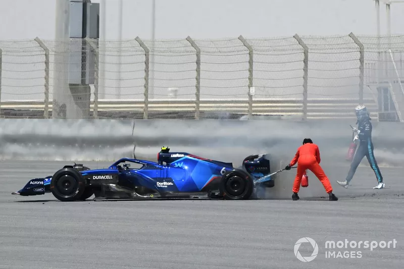 Nicholas Latifi, Williams FW44, si ferma a causa di un incendio all'impianto frenante posteriore 