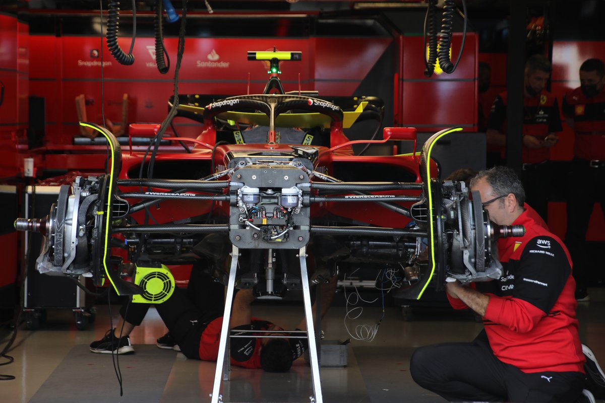 El Ferrari F1-75 con suspensión push-rod en el garaje de Australia