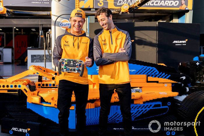 Daniel Ricciardo, McLaren, Lando Norris, McLaren, con un coche de Lego