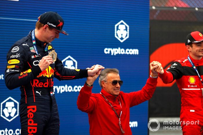 Max Verstappen, Red Bull Racing, 1ª posición, Jean Alesi y Charles Leclerc, Ferrari, 2ª posición, en el podio