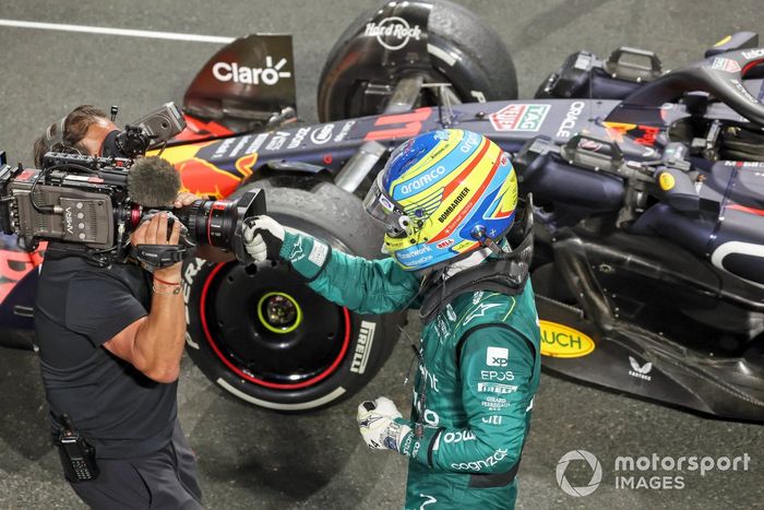 Fernando Alonso, Aston Martin F1 Team, tercer clasificado, celebra en Parc Fermé