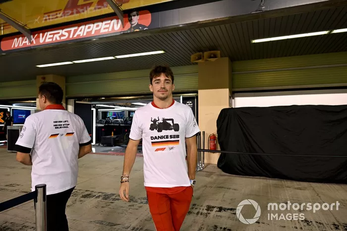 Charles Leclerc, Ferrari, con la playera de Danke Seb de Sebastian Vettel, Aston Martin