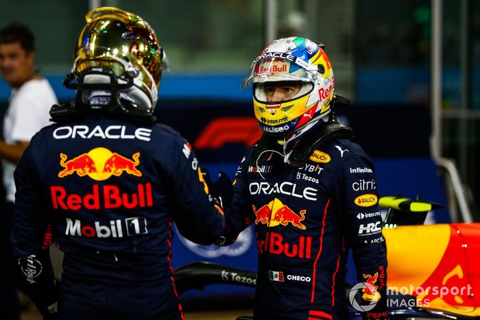 Ganador de la pole, Max Verstappen, de Red Bull Racing, y Sergio Pérez, de Red Bull Racing, se felicitan mutuamente en el Parc Ferme