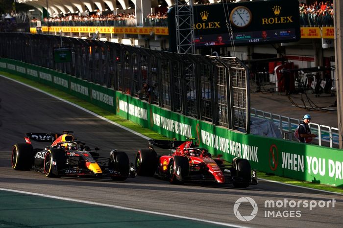 Carlos Sainz, Ferrari F1-75, lucha con Max Verstappen, Red Bull Racing RB18