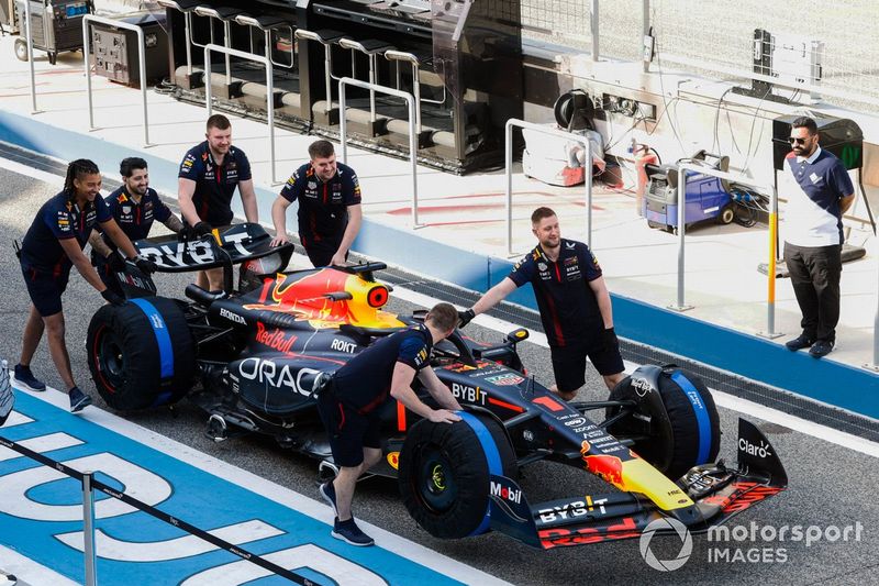 Los mecánicos empujan el Red Bull Racing RB19 de Max Verstappen
