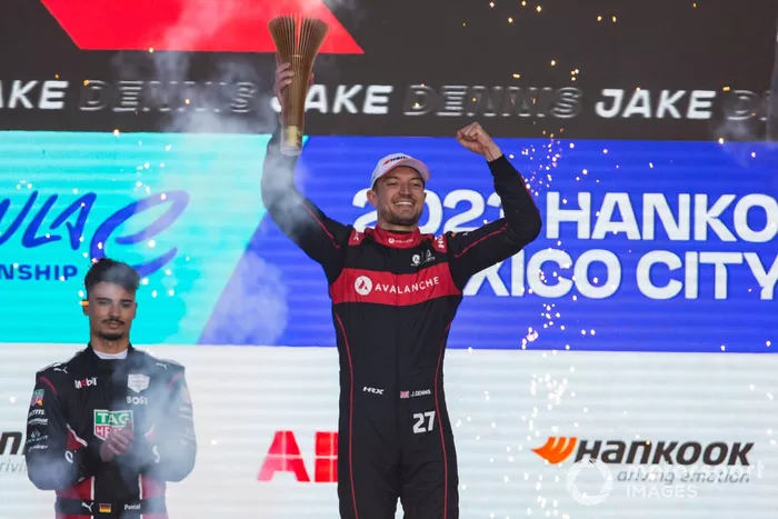 Jake Dennis, Andretti Autosport, 1ª posición, celebra con su trofeo