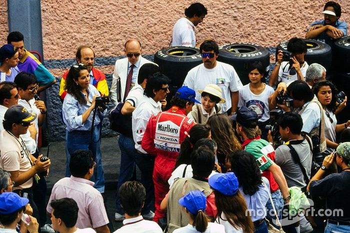 Ayrton Senna, McLaren, con los fanáticos