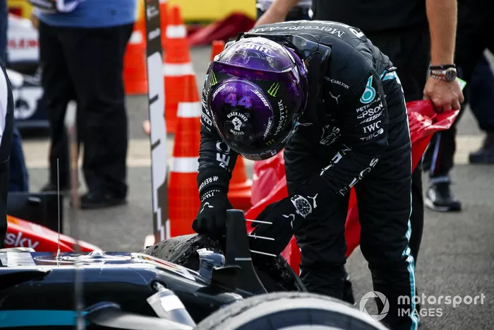 Ganador de la carrera Lewis Hamilton, Mercedes-AMG F1 en Parc Ferme 