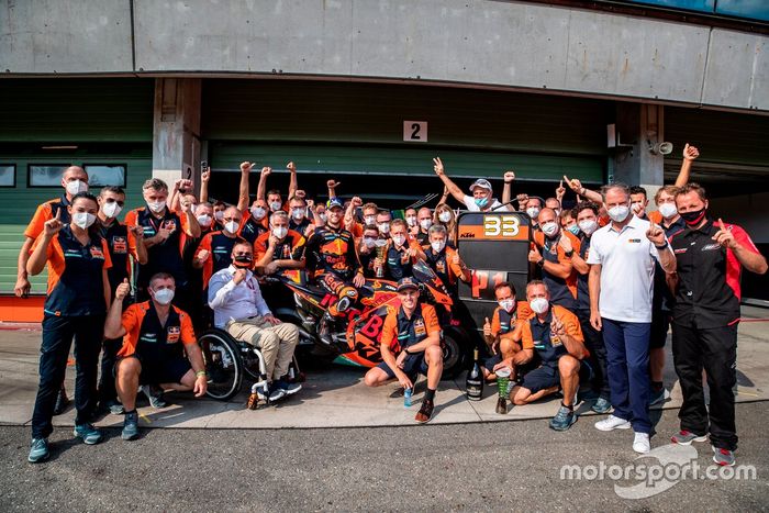 Ganador Brad Binder and Red Bull KTM Factory Racing celebra