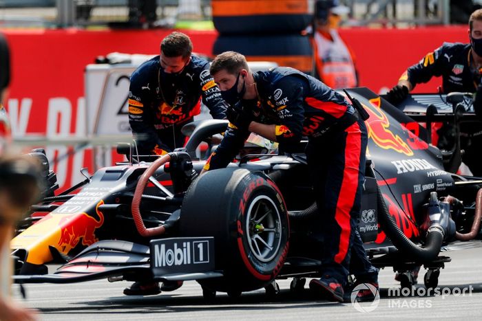 Mecánicos empujando el monoplaza de Max Verstappen, Red Bull Racing RB16 en la parrilla