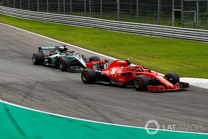 Kimi Raikkonen, Ferrari SF71H y Lewis Hamilton, Mercedes AMG F1 W09 