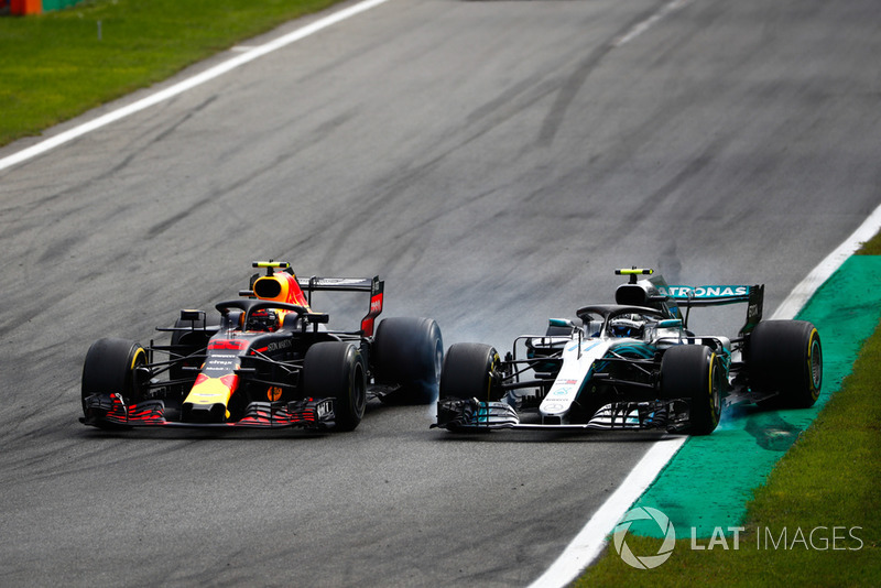 Verstappen bestraft na zijn touché met Bottas