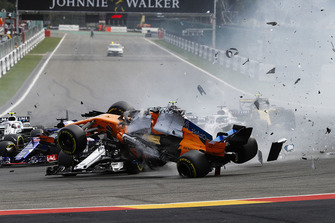L'accident de Fernando Alonso, McLaren MCL33, Charles Leclerc, Sauber C37, et Nico Hulkenberg, Renault Sport F1 Team R.S. 18, au départ