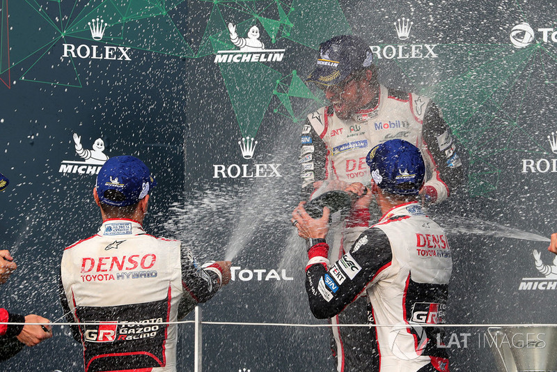 Podio: los ganadores de la carrera #8 Toyota Gazoo Racing Toyota TS050: Sebastien Buemi, Kazuki Nakajima, Fernando Alonso