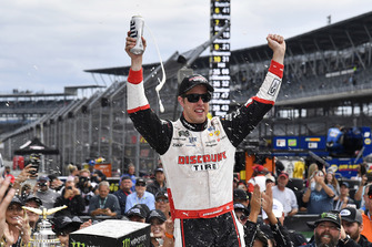 Brad Keselowski, Team Penske, Ford Fusion Discount Tire celebra su victoria.