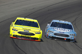 Ryan Blaney, Team Penske, Ford Fusion Menards/Knauf Insulation and Kevin Harvick, Stewart-Haas Racing, Ford Fusion Busch Light / Mobil 1