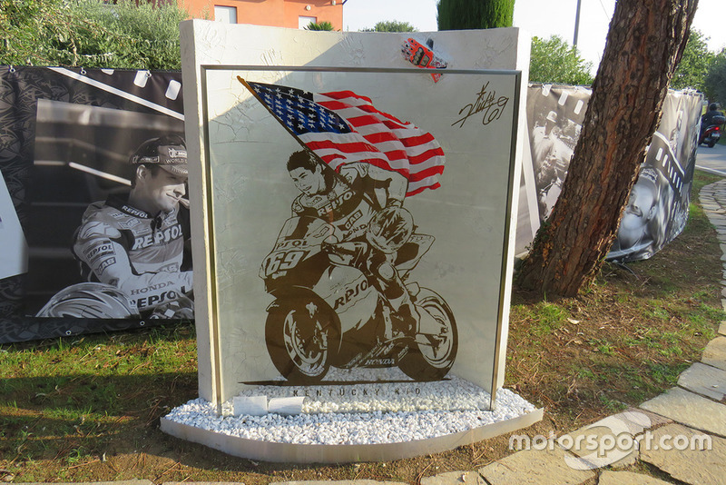 Una visita al monumento conmemorativo de Nicky Hayden en el lugar de su fatal accidente de bicicleta