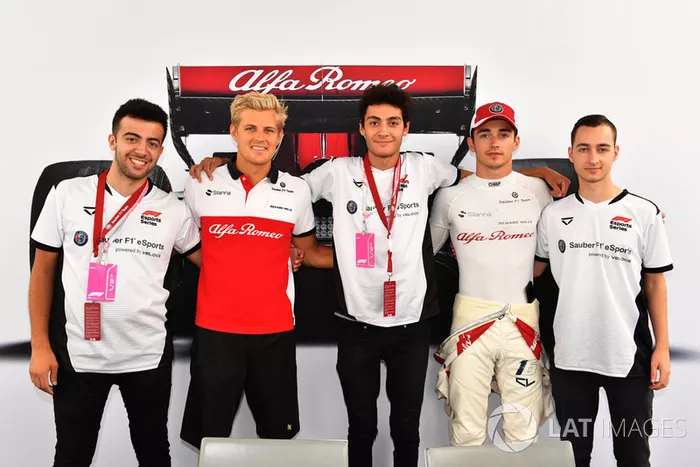 Marcus Ericsson, Sauber y Charles Leclerc, Sauber con los pilotos de eSports