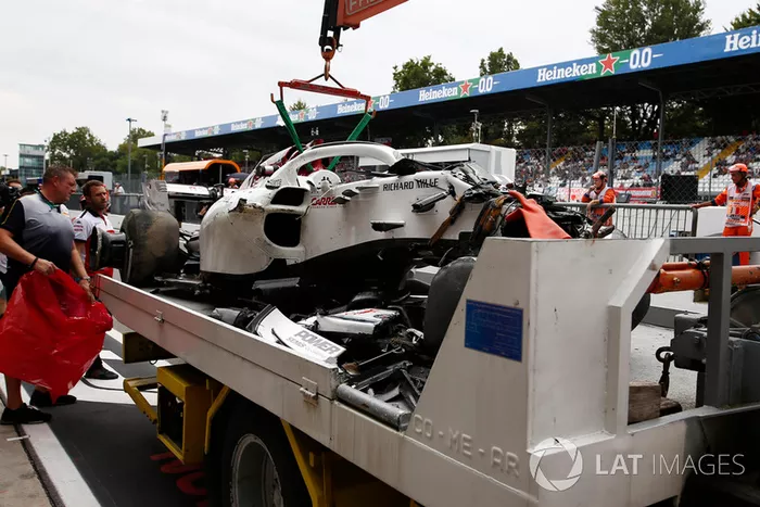 El coche accidentado de Marcus Ericsson, Sauber C37 se recupera a los boxes en FP2
