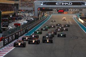 Lando Norris, McLaren MCL38, Oscar Piastri, McLaren MCL38, Max Verstappen, Red Bull Racing RB20, Carlos Sainz, Ferrari SF-24, Pierre Gasly, Alpine A524, o resto do pelotão à partida
